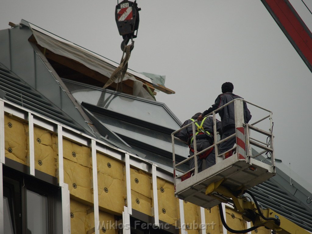 800 kg Fensterrahmen drohte auf Strasse zu rutschen Koeln Friesenplatz P45.JPG